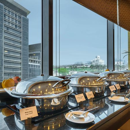 Saraya Corniche Hotel Dauhá Exteriér fotografie A buffet at a hotel