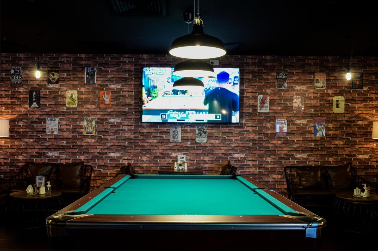 Saraya Corniche Hotel Dauhá Exteriér fotografie A pool table at a bar