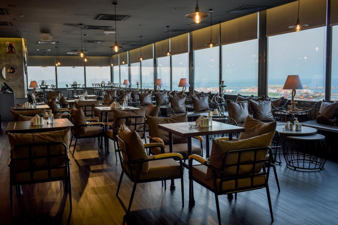 Saraya Corniche Hotel Dauhá Exteriér fotografie The interior of the restaurant