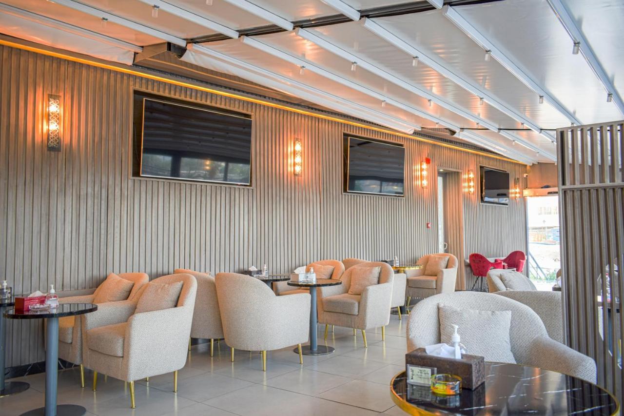 Saraya Corniche Hotel Dauhá Exteriér fotografie The interior of the lounge