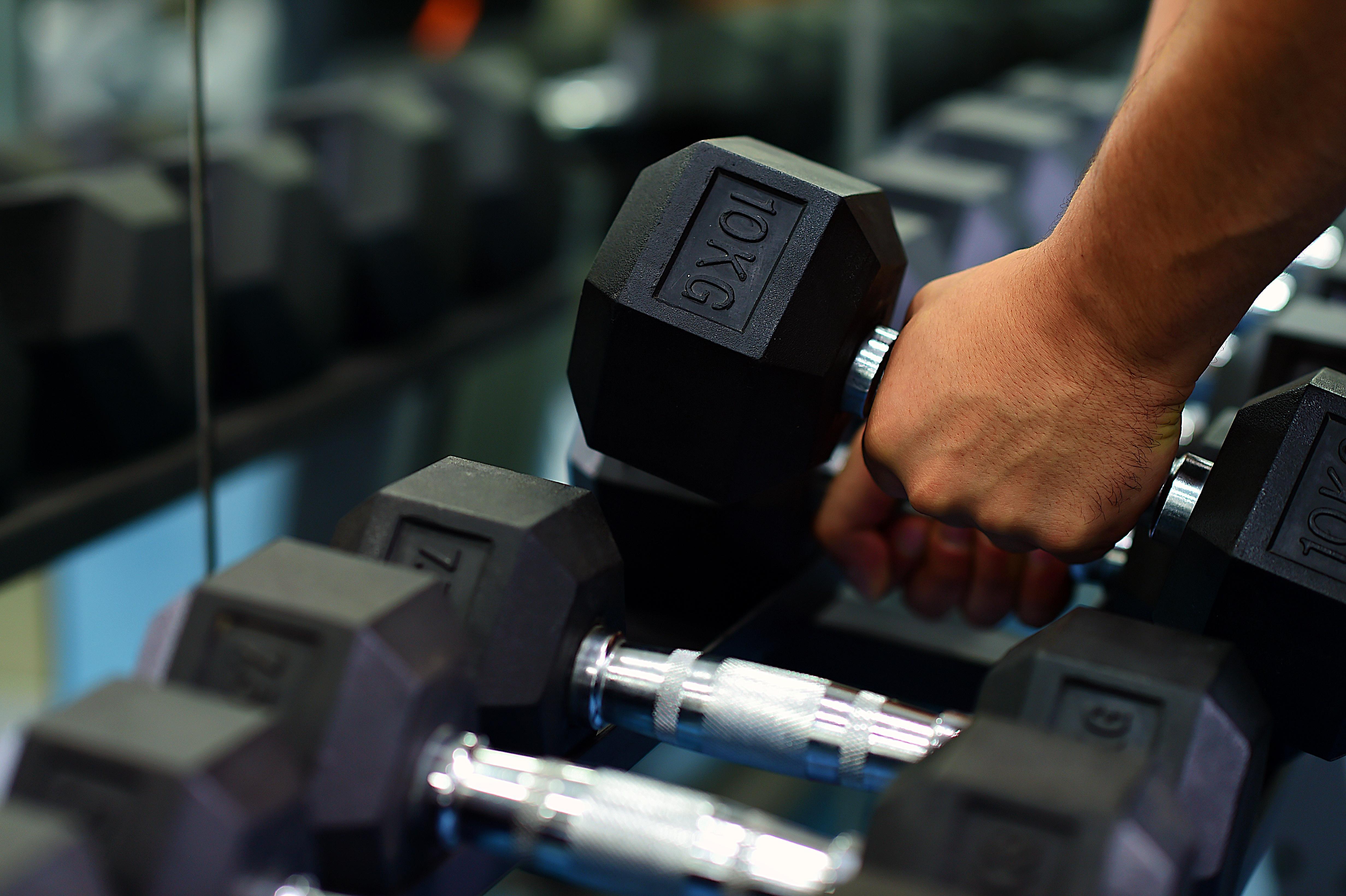 Saraya Corniche Hotel Dauhá Exteriér fotografie A hand selecting a dumbbell