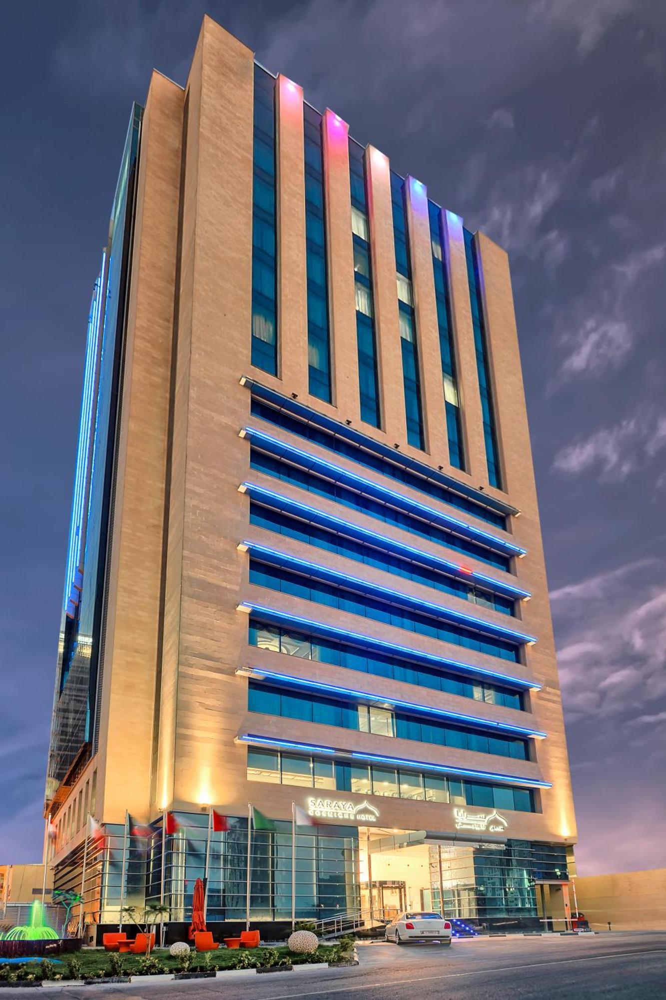 Saraya Corniche Hotel Dauhá Exteriér fotografie The hotel at night