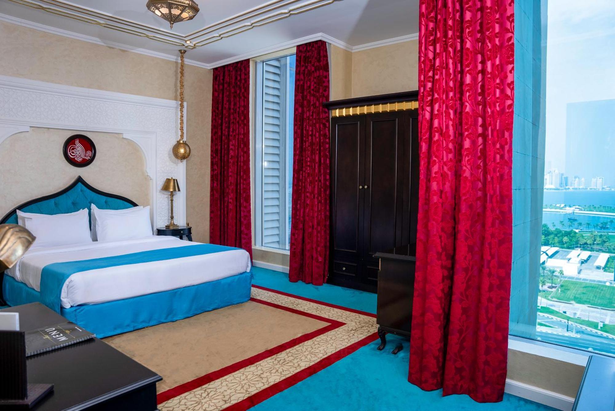 Saraya Corniche Hotel Dauhá Exteriér fotografie A bedroom at the hotel