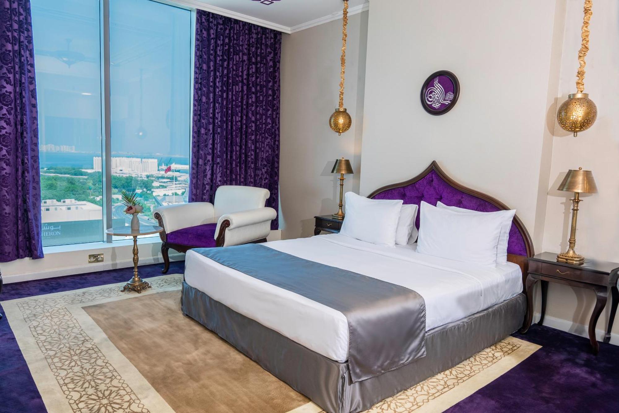 Saraya Corniche Hotel Dauhá Exteriér fotografie A bedroom at the hotel