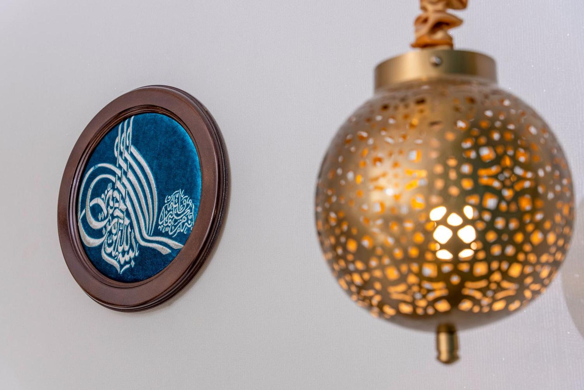 Saraya Corniche Hotel Dauhá Exteriér fotografie A modern Arabic lamp